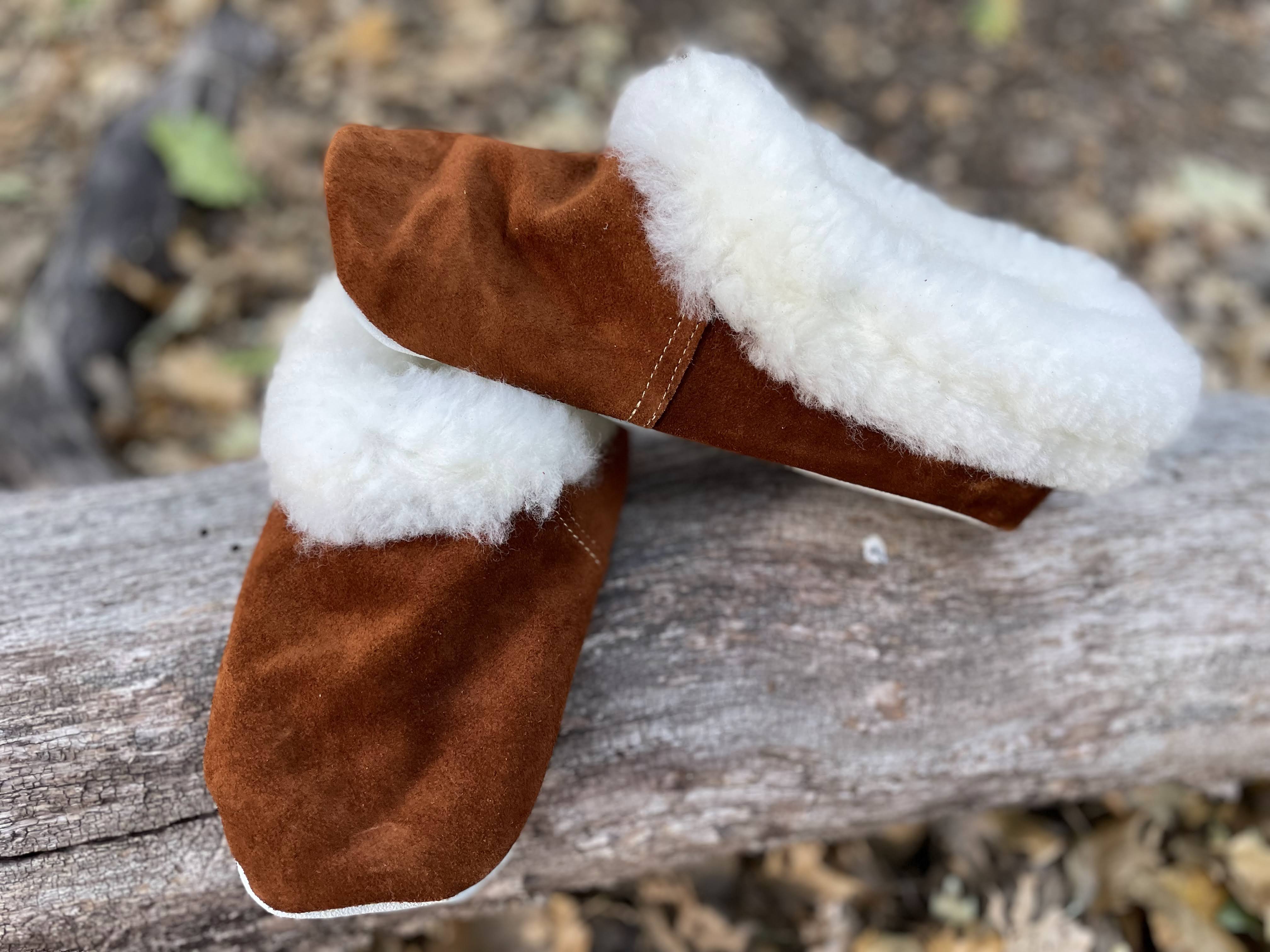 Pantuflas de cuero marrón para hombre